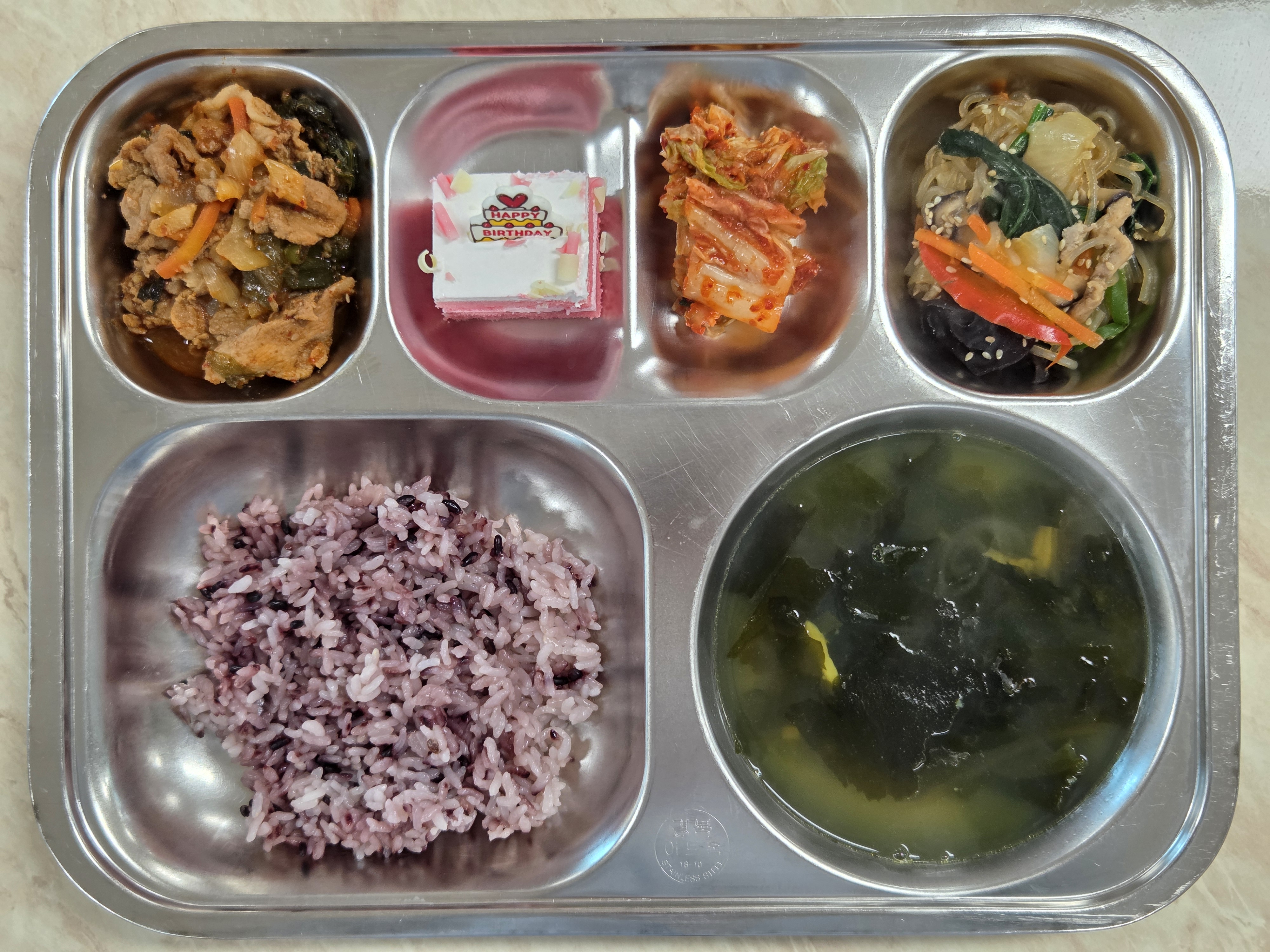 흑미밥 
생일축하케이크 (1.2.5.6)
바지락살미역국! (5.6.18)
한식잡채 (5.6.10.13)
제육볶음! (5.6.10.13)
배추김치 (9)