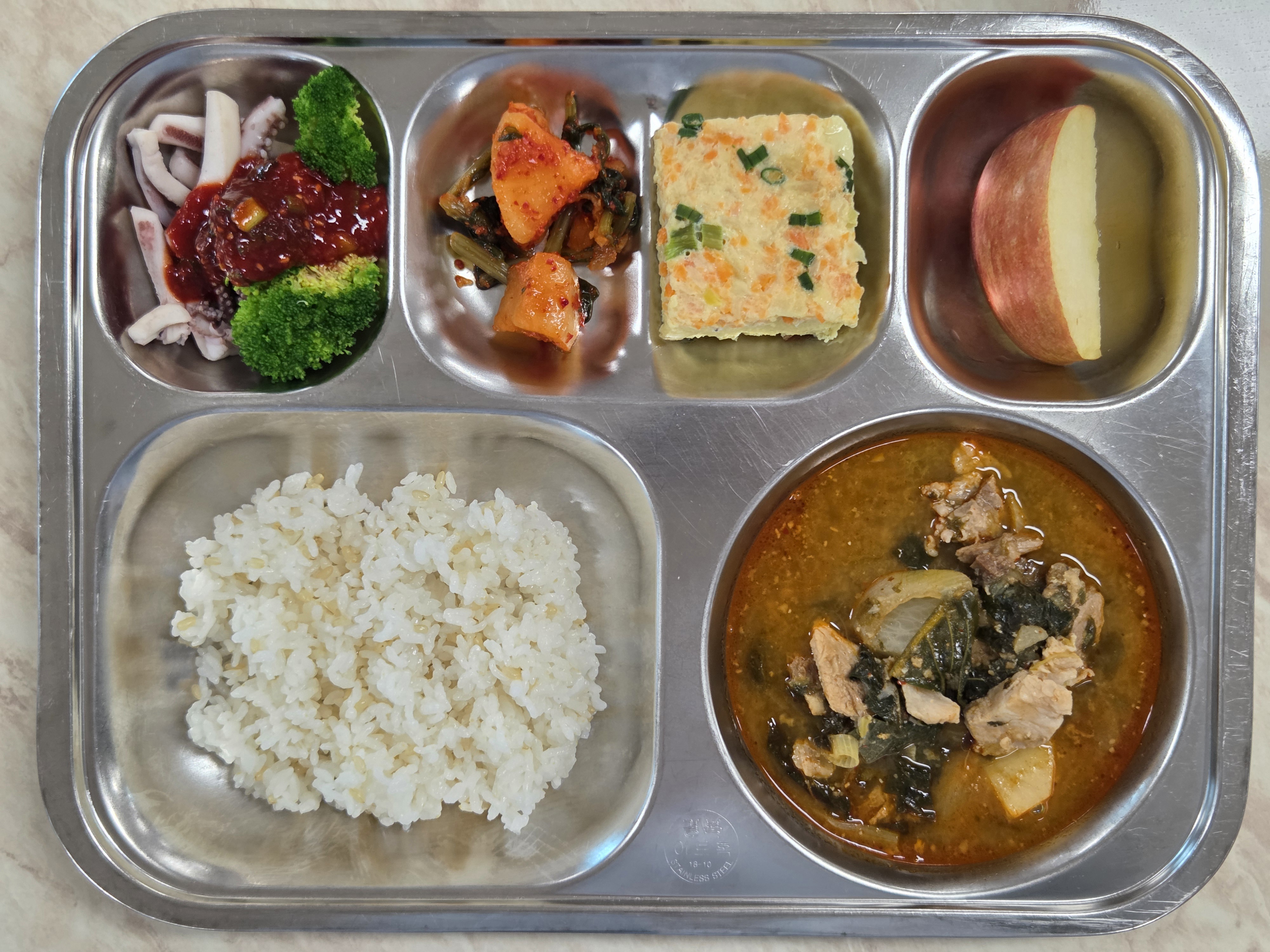 현미찹쌀밥(칼슘)// 
돈등뼈감자탕(들깨)! (5.6.9.10)
야채계란찜! (1.2.9.13)
오징어브로콜리숙회 (5.6.13.17)
총각김치 (9)
사과 